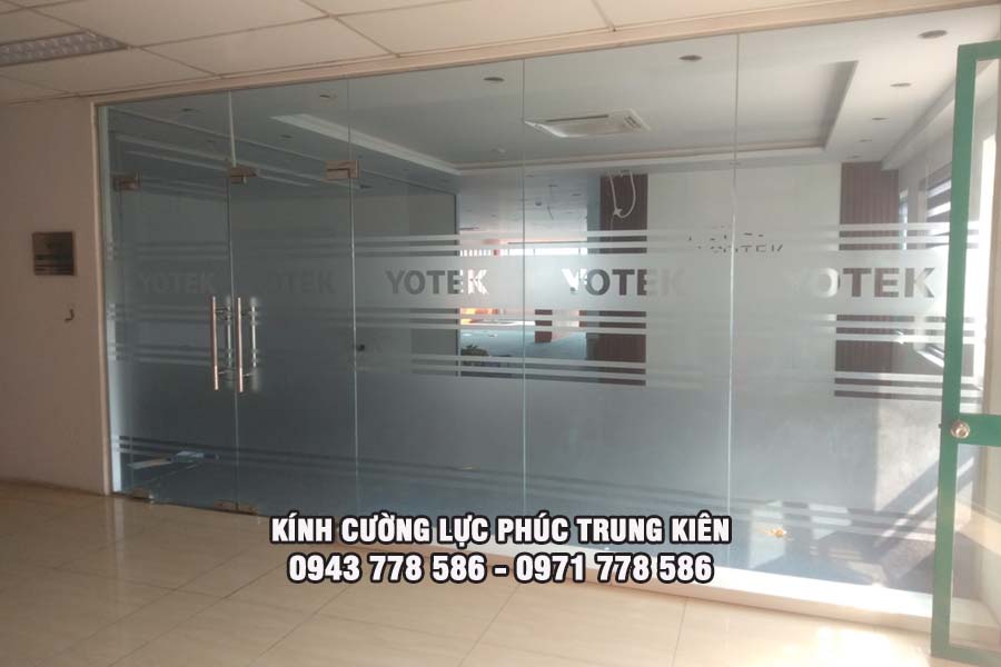 Kính phun cát là gì? Ứng dụng và ưu điểm trong thiết kế hiện đại